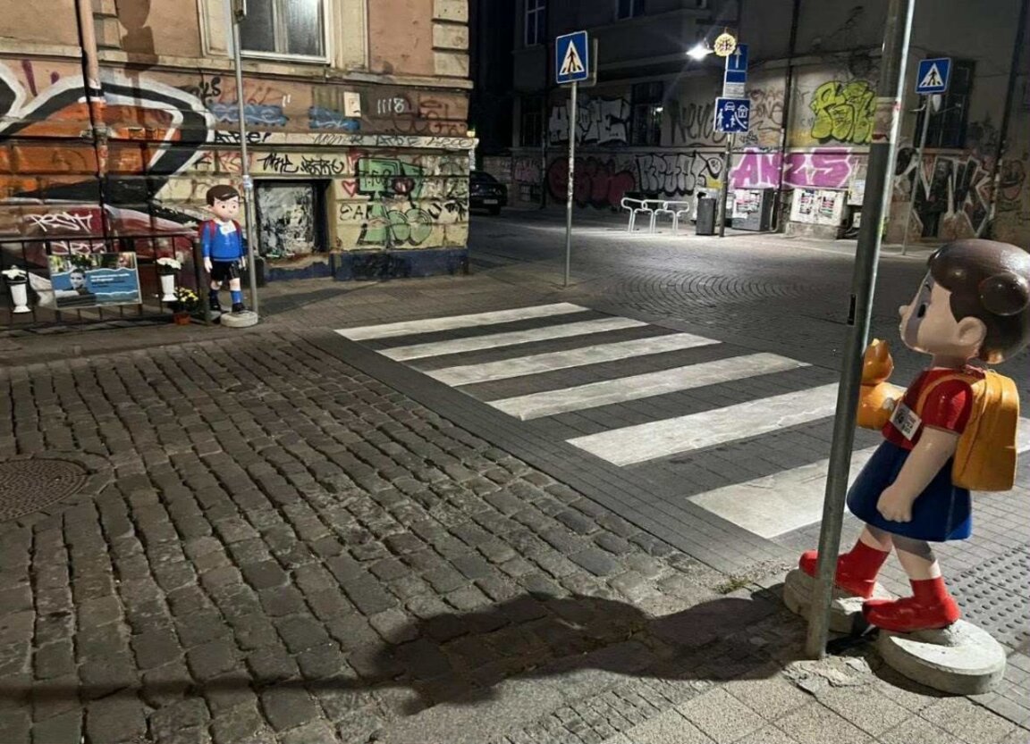 Глобиха активистите поставили 10 детски фигури на 5 опасни кръстовища в София