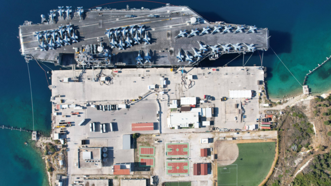 US самолетоносачът "Джордж Х. У. Буш" в залива Суда, остров Крит, 9 октомври 2022 г.