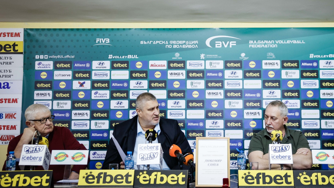 Момент от пресконференцията.