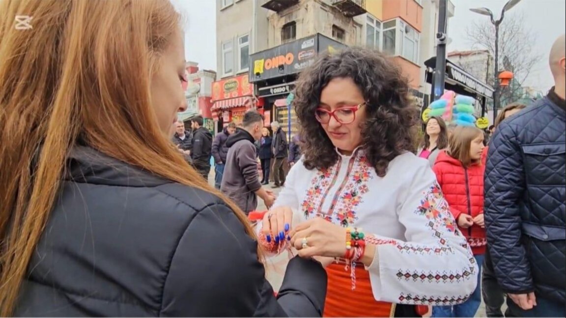 Български дипломати раздадоха мартеници на хората в Одрин