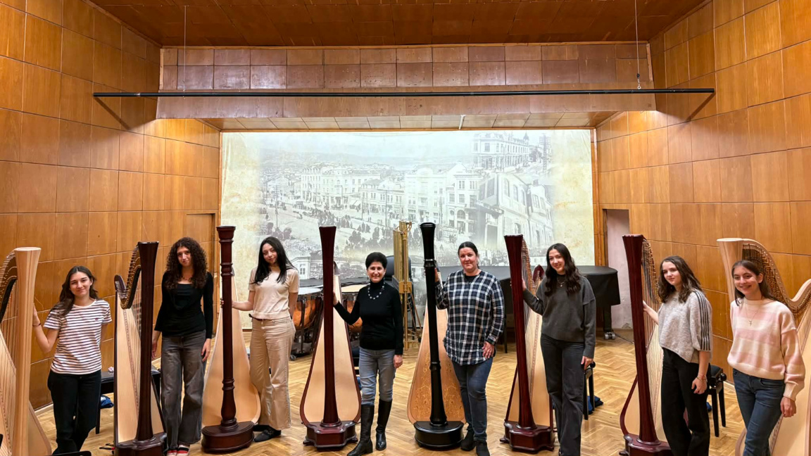 Магичните 376 струни на OctoHarpis