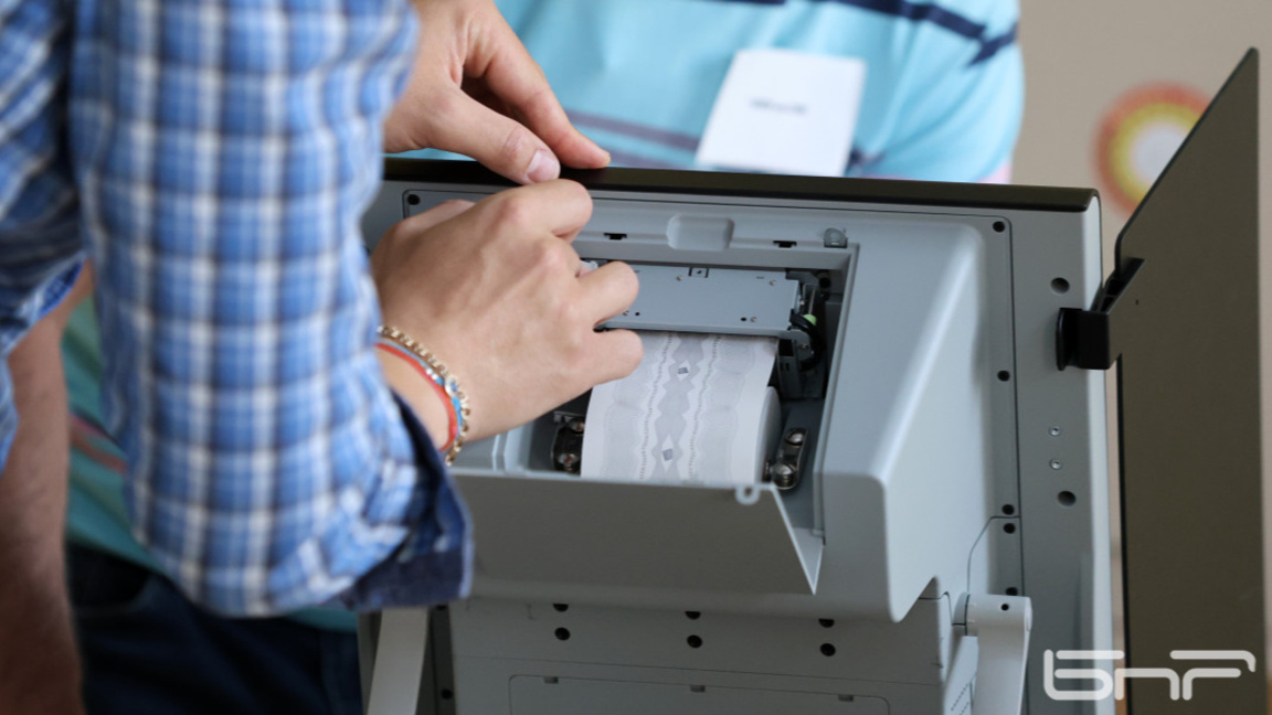 Отстраняване на проблем в машина за гласуване.