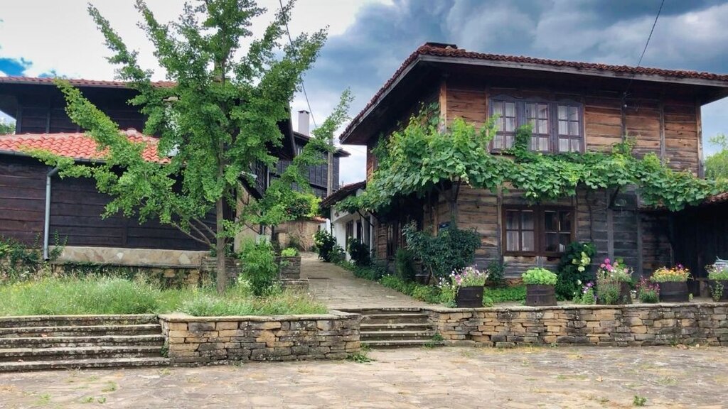 Le charme suranné du village Medven et ses maisons en bois