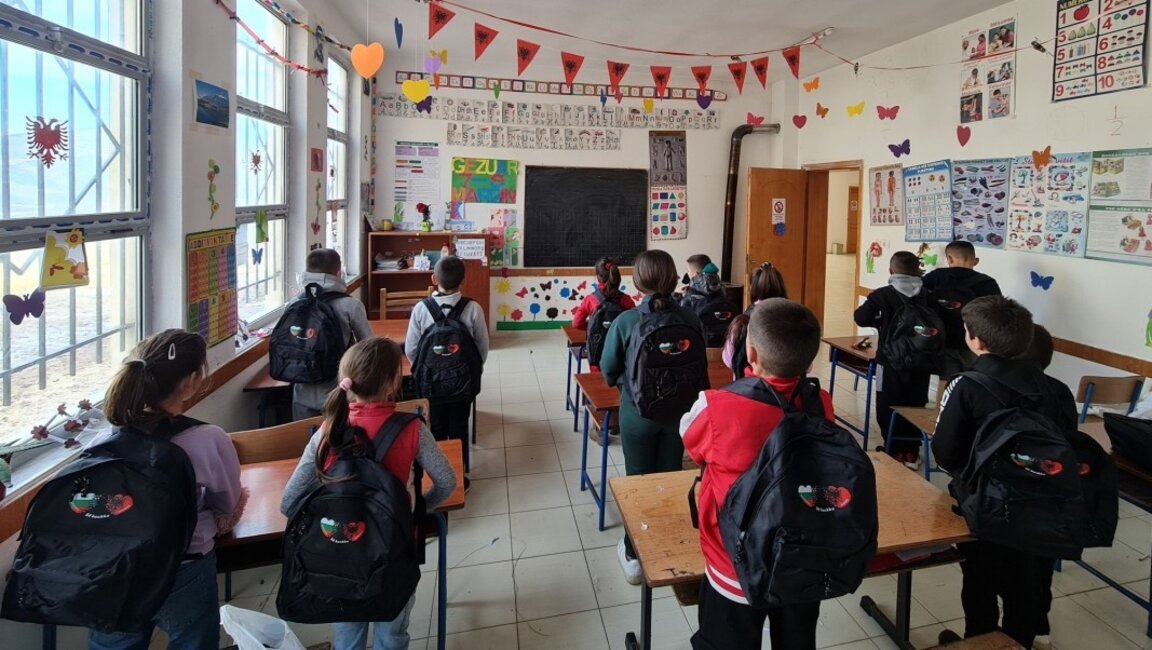 Nxënës nga pakica bullgare në fshatin shqiptar Zapod me dhurata për Vitin e Ri