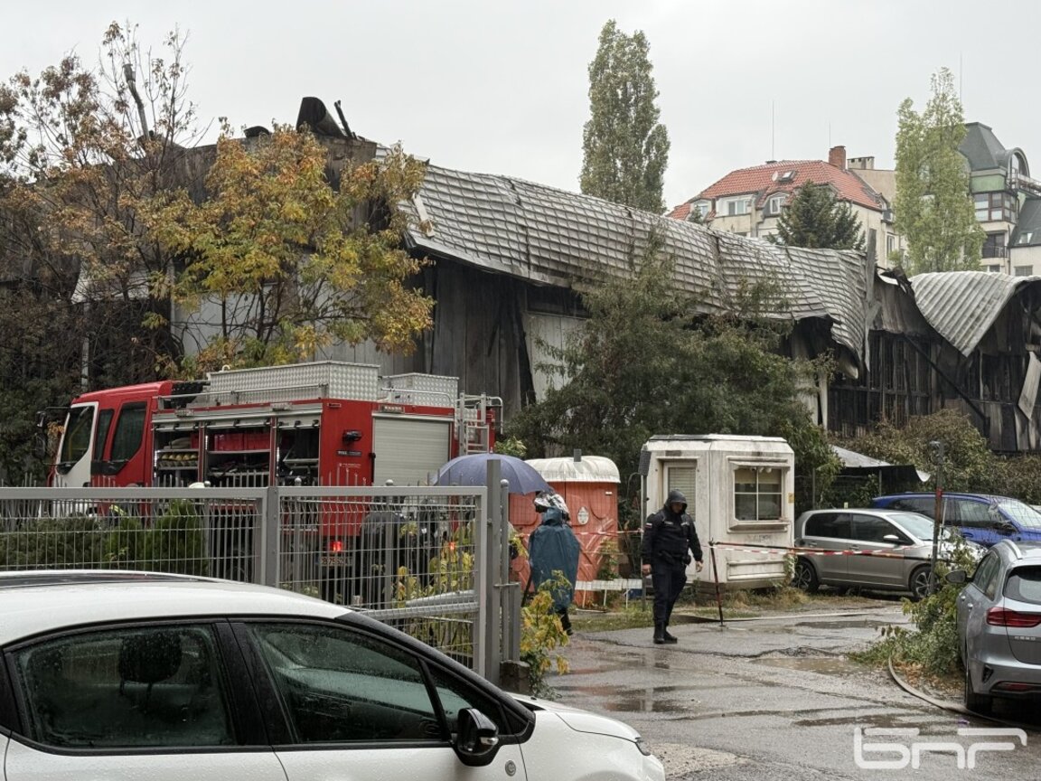 Склад в София се запали и рухна, засегнати са десетки коли