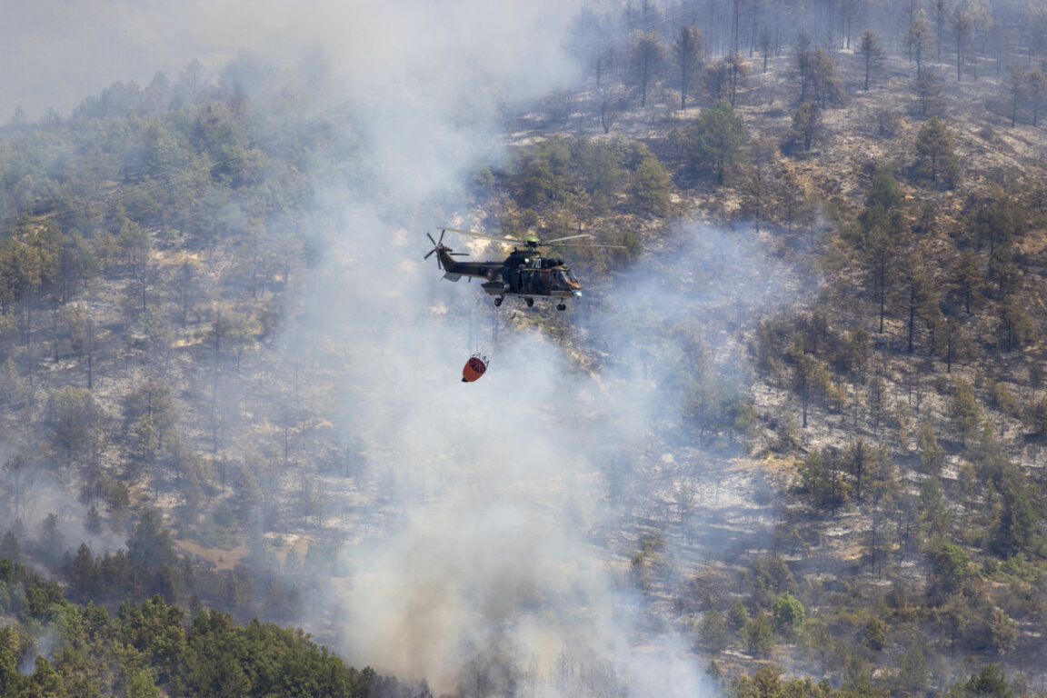 Хеликоптер "Кугар" на ВВС оказват помощ в гасенето.