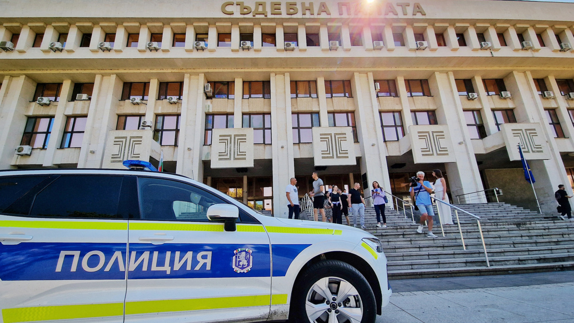 Вълна от бомбени заплахи парализира десетки институции в страната