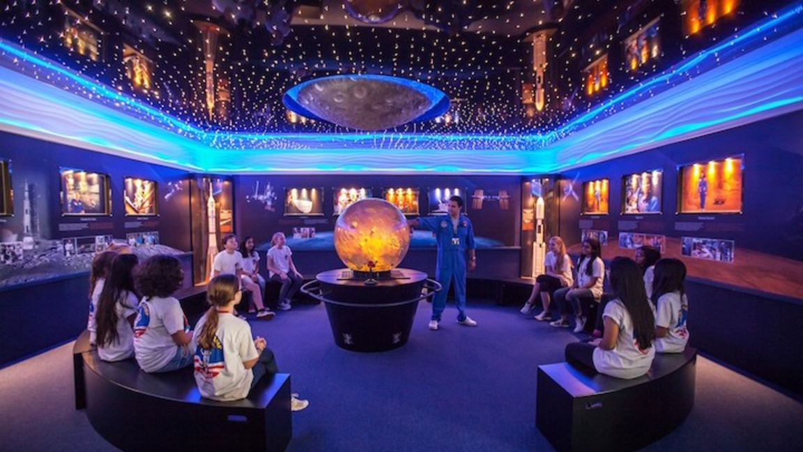 Програмата потапя учениците в света на космическите науки и високите технологии чрез методиката STEAM.