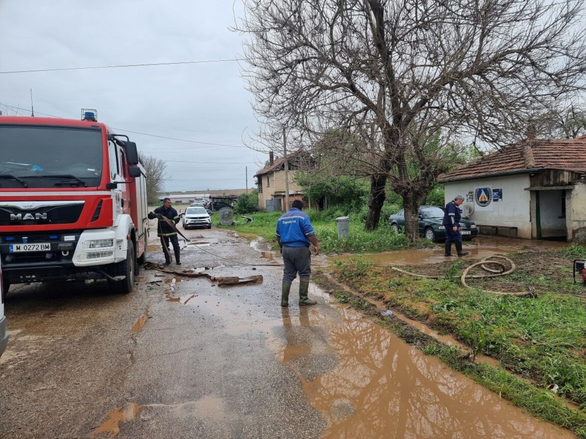 Продължава отстраняването на щетите от наводненията в Северозападна България