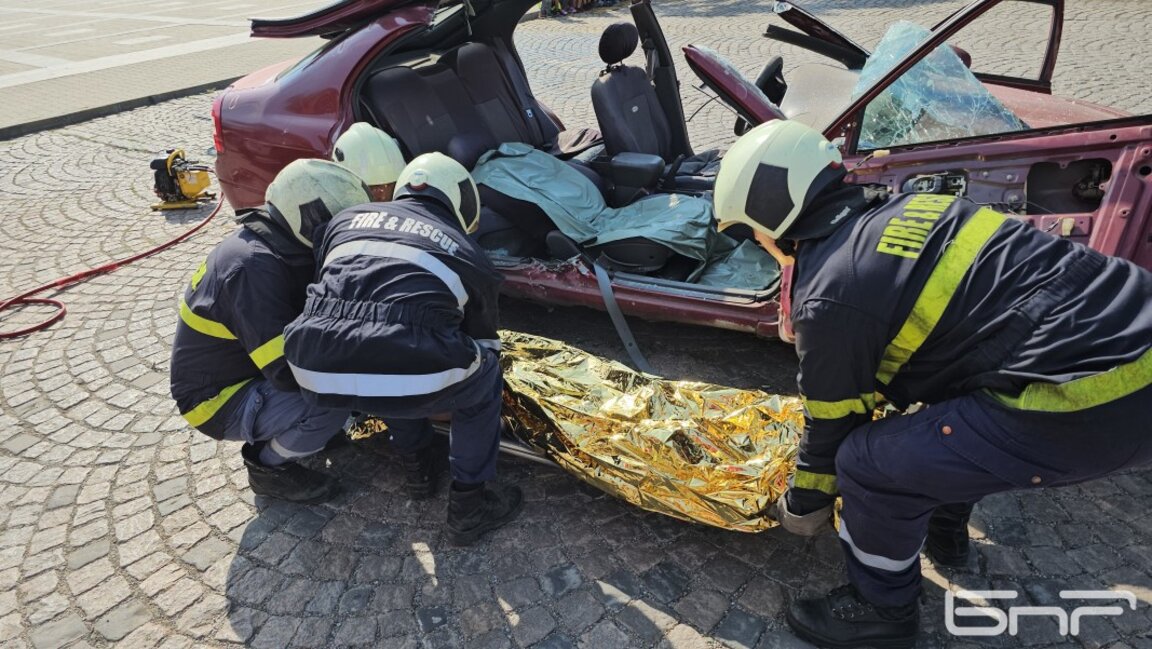 Пожарникари демонстрираха спасителни действия в Сливен за Седмицата на пожарната безопасност