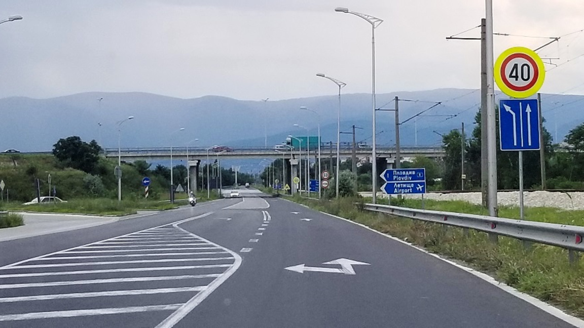 Рязането на дървета по пътя за Ягодово затруднява движението
