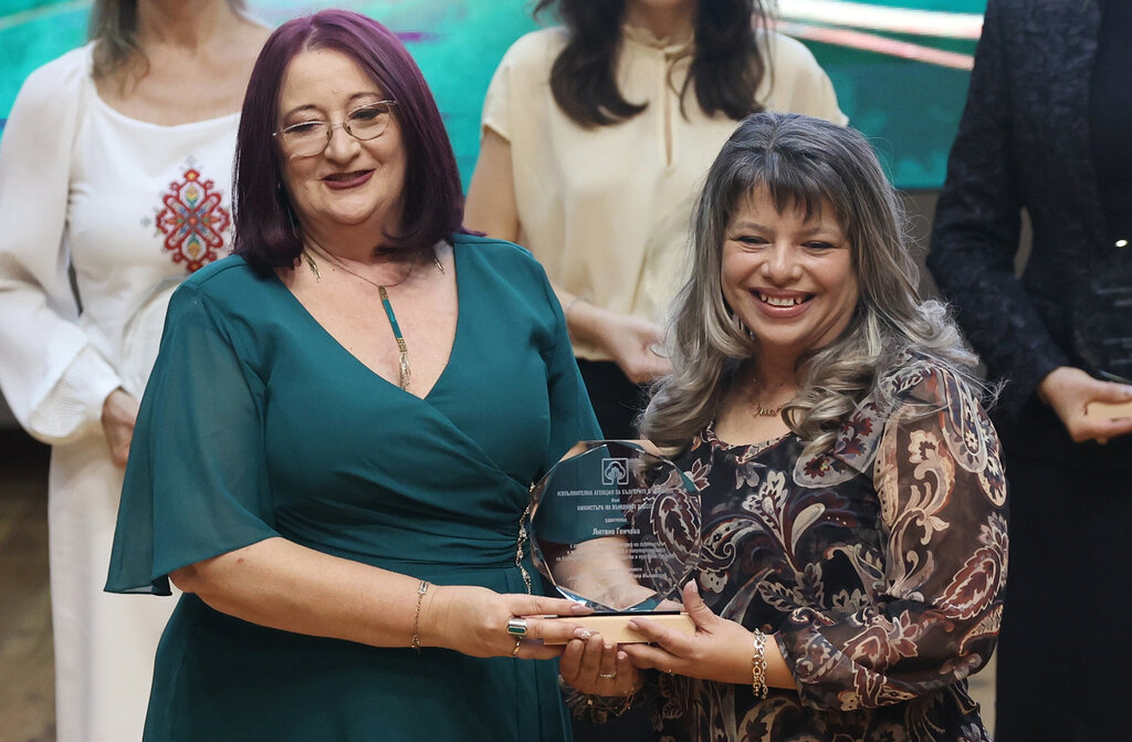 The Executive Director of the Bulgarian Academy of Sciences, Raina Mandzhukova, presents Lyutvie Gencheva with the "Favorite Bulgarian of the Audience" award