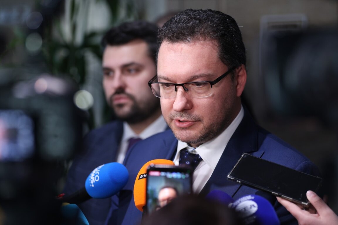 Даниел Митов от ГЕРБ-СДС дава брифинг за медиите в кулоарите на Народното събрание - 18 декември 2024 г.