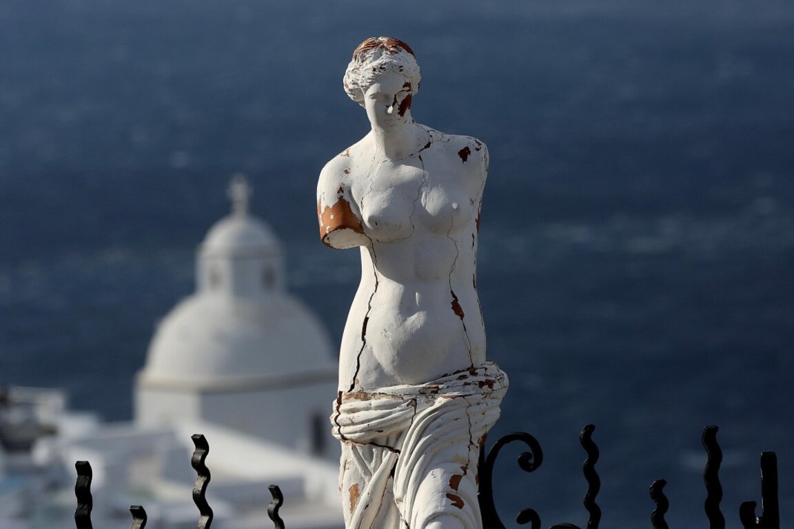 Копие на прочутата статуя на Афродита в селището Фира, Санторини.