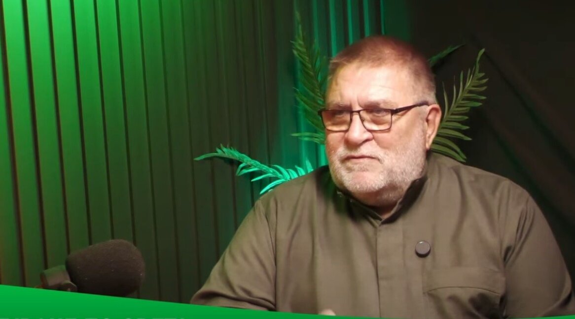 "Двете страни на монетата": Протодякон Любомир Братоев или как се сменят прожекторите със свещи