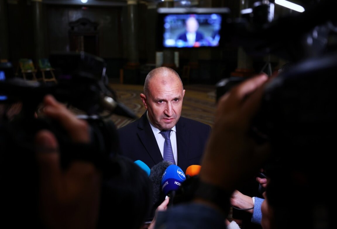 Президентът Румен Радев дава брифинг за медиите в сградата на Софийския университет "Св. Климент Охридски" - 2 октомври 2025 г.