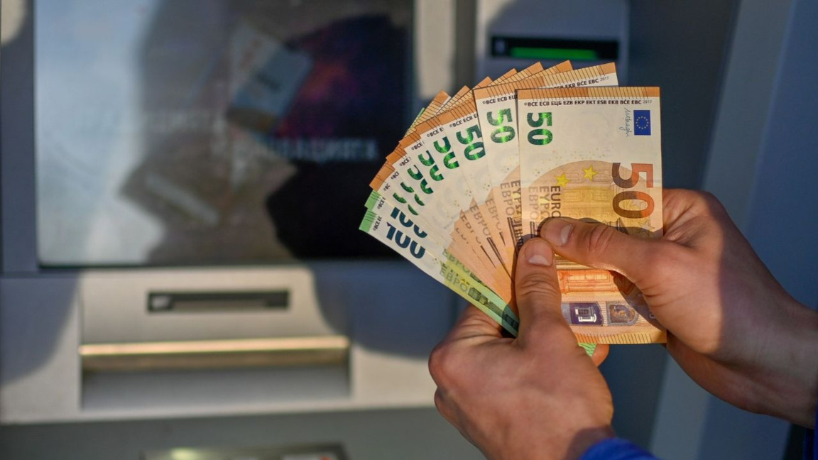 Government proposes 6.4% increase in minimum wage to EUR 660