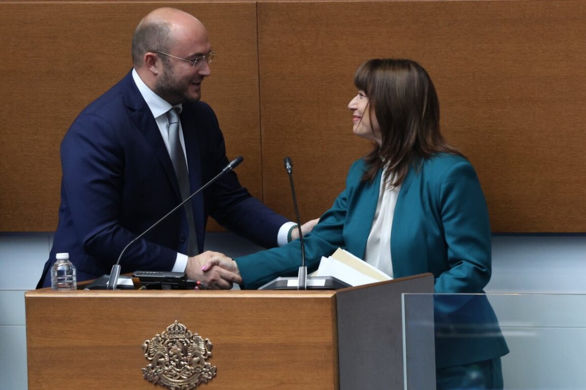 Ministrul Justiției, Gheorghi Gheorghiev, o felicită pe Velislava Delceva, aleasă avocat al poporului