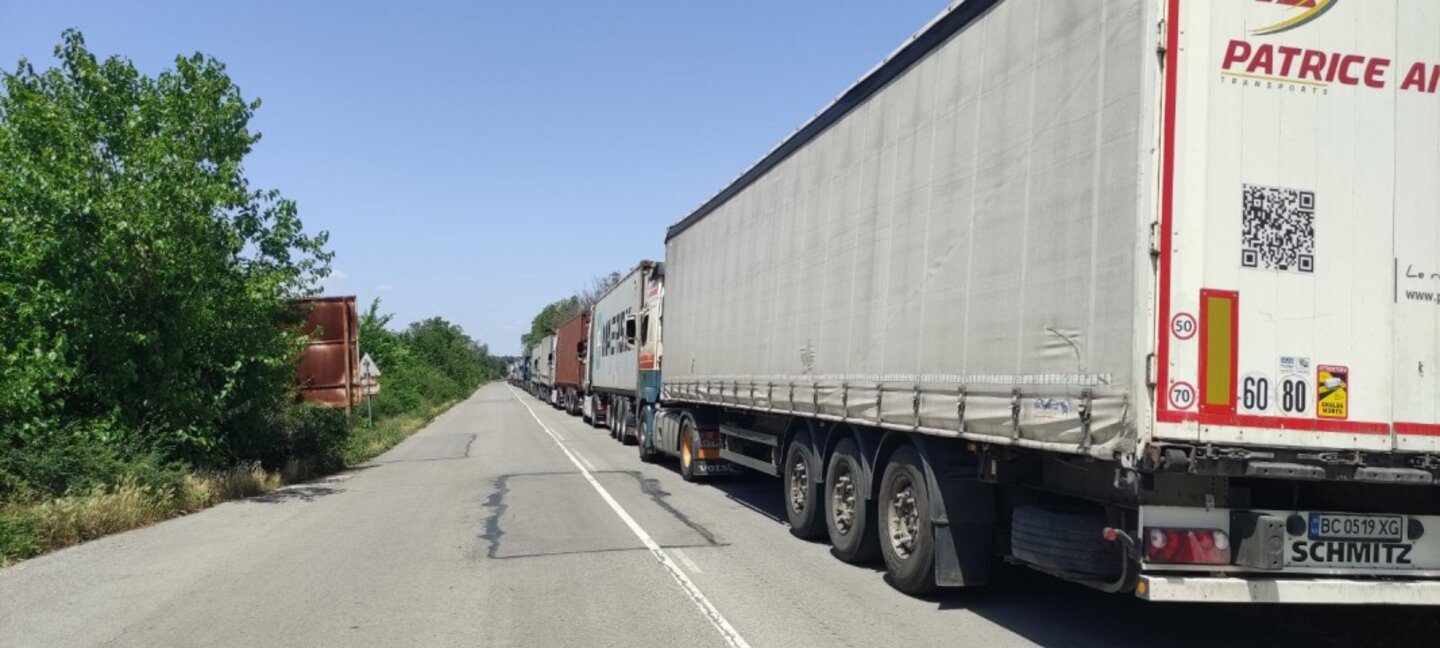 Heavy Traffic and Long Delays at Bulgarian-Romanian Border Crossings