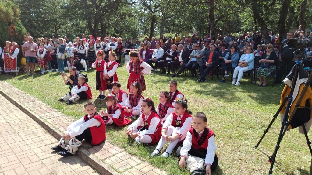 Християна Пенева от Бургас спечели голямата награда на националния събор "Фолклорен венец Божура"