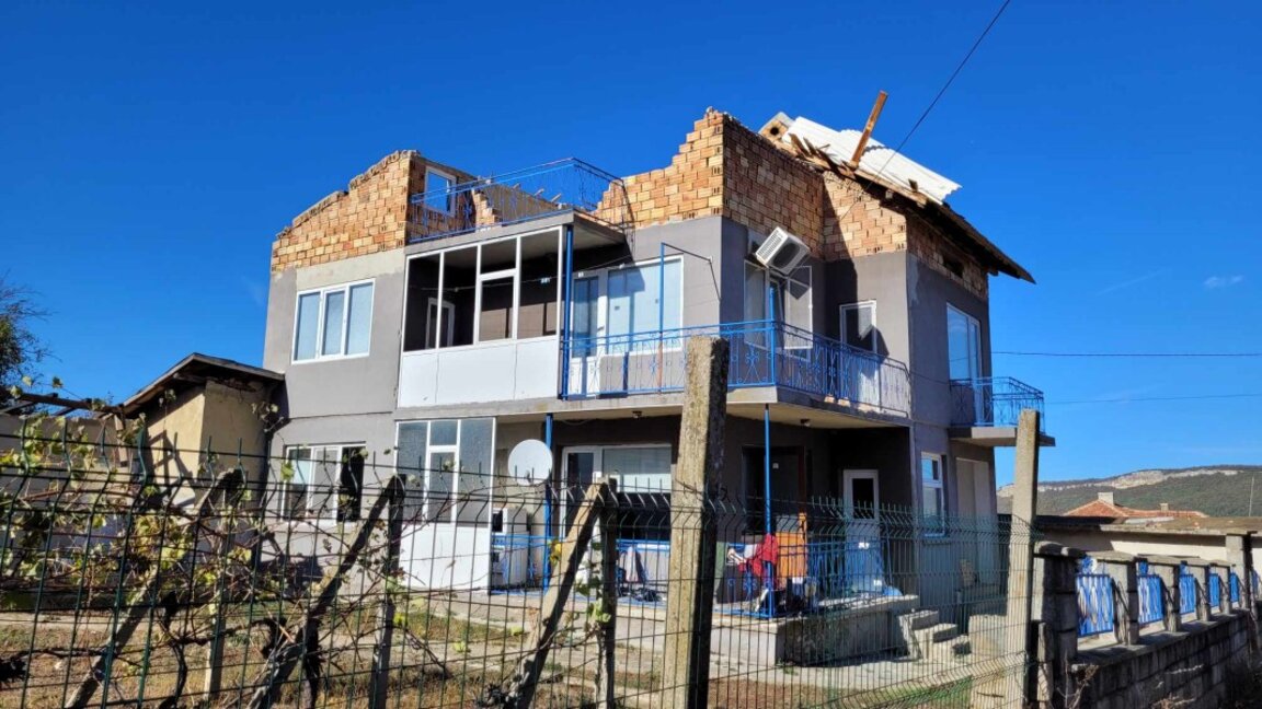 В Провадийско и Дългополско броят отнесените от бурята покриви (фотогалерия)