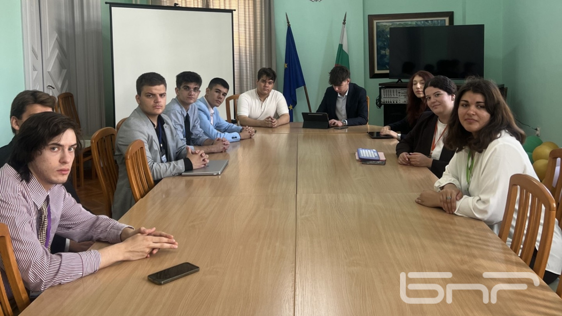 Ученици направиха възстановка в Бургас на парламентарно заседание