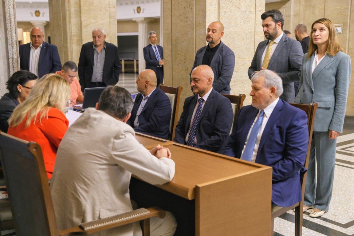 С 9999 подписа – ГЕРБ се регистрираха за изборите в ЦИК