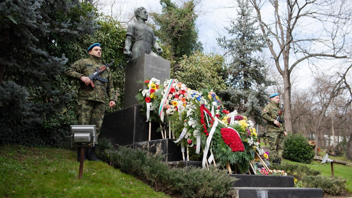  Той умира, за да живее “Ден след ден“ 