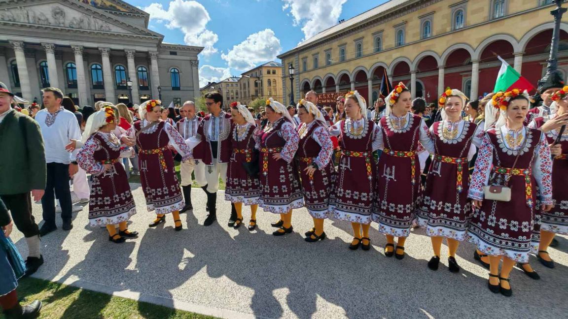Großer Reigen beim Festival „Auf dem Dorfplatz des anderen Bulgarien“