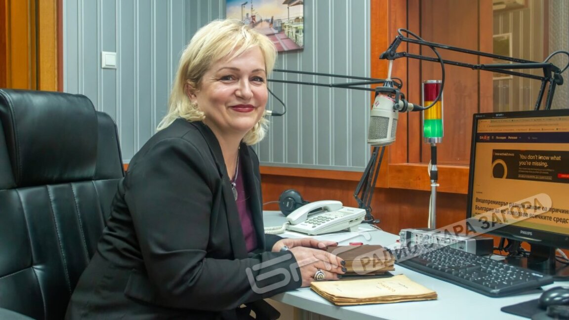 Зам.-кметът Павлина Делчева представя пред младежи първото родно фентъзи