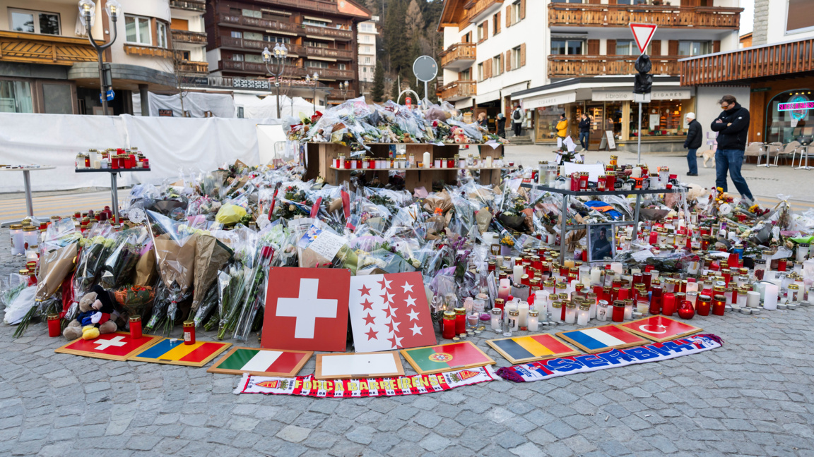 Импровизиран мемориал в памет на жертвите на трагедията.