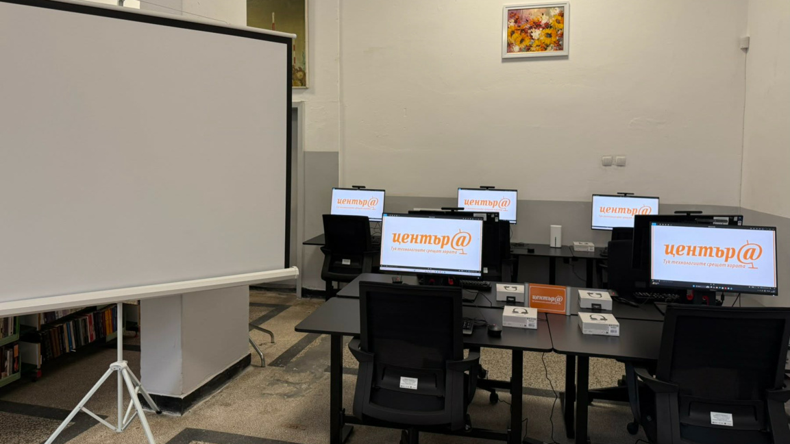 Дигитален клуб в Перник помага на хора с ограничени дигитални умения