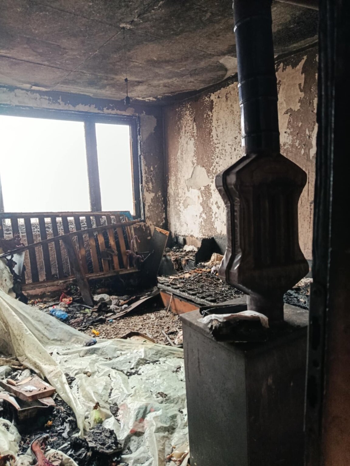 Пожар остави семейство без дом