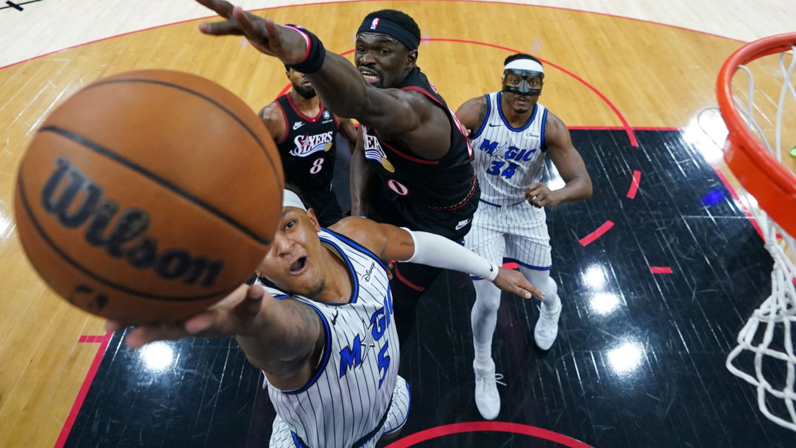 Банкеро от Орландо вкарва топката в коша на Филаделфия.