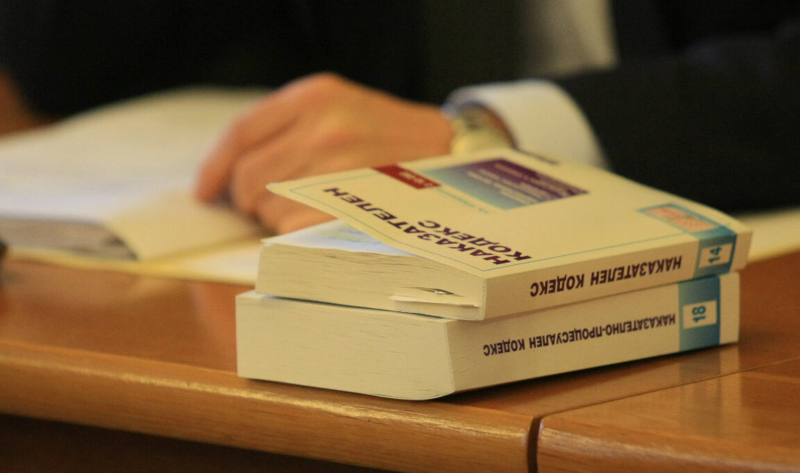 Разследват 18-годишен за порнография