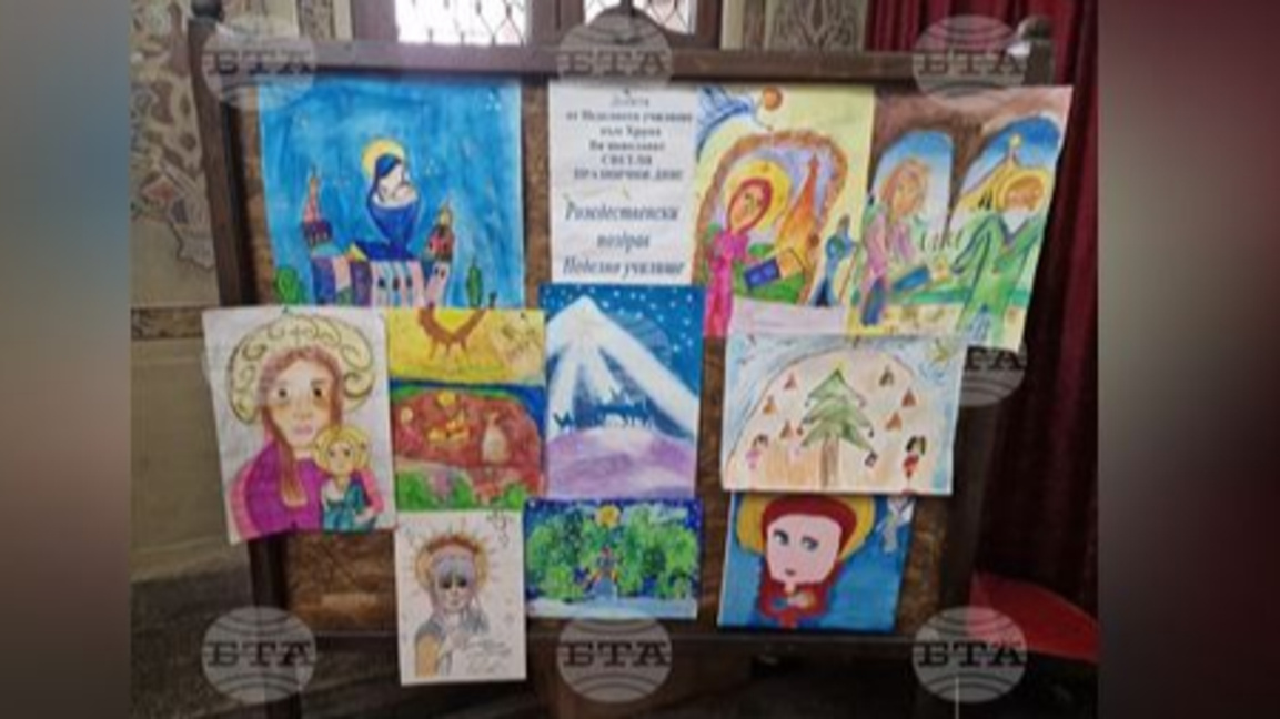 Деца украсяват християнски храм