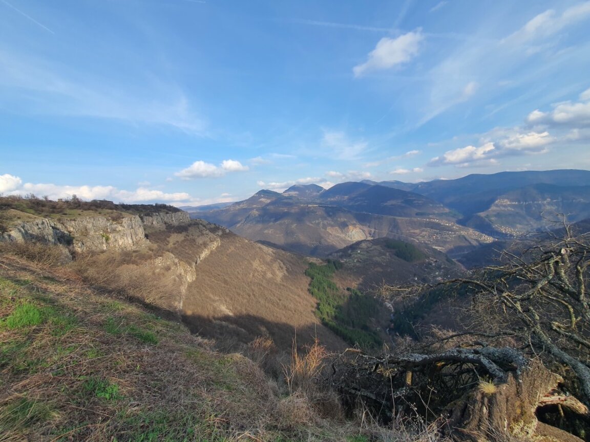 Слънчево и топло