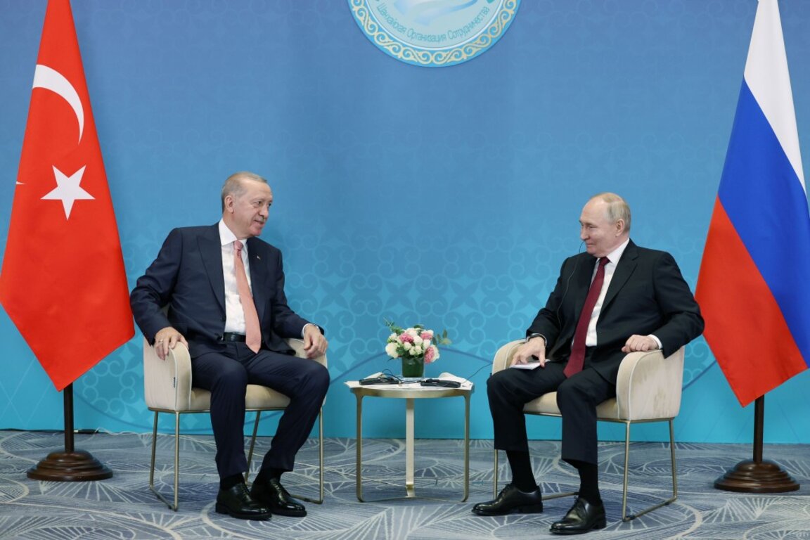 Президентите на Турция Реджеп Тайип Ердоган (вляво) и на Русия Владимир Путин