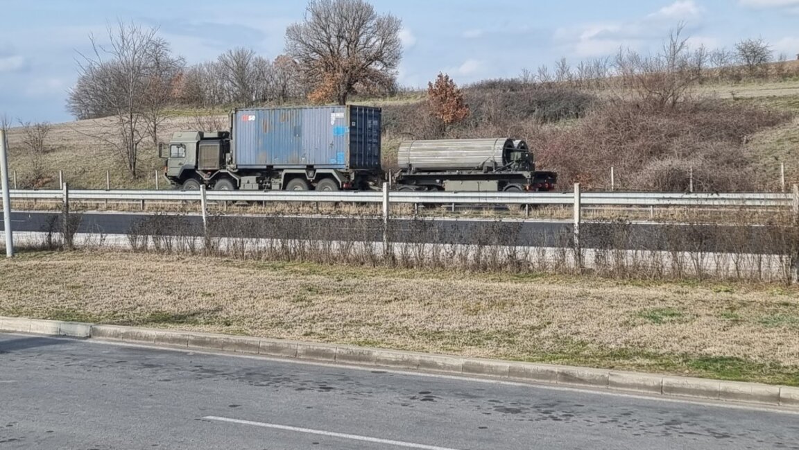 Започва придвижване на военна техника в страната