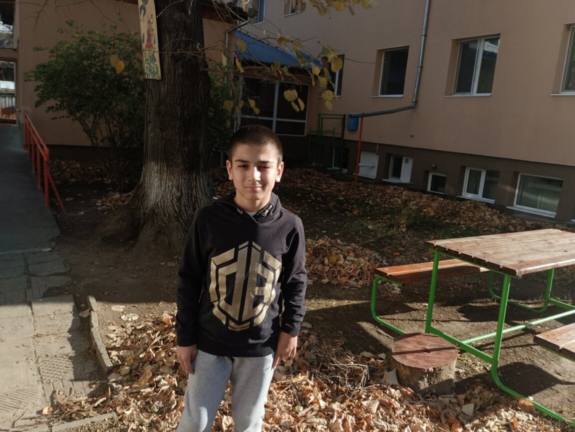 В училище Александър се справя много добре с уроците. В часовете за рехабилитация изпълнява с желание поставените задачи и успява да надгражда.