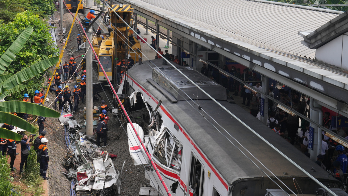 Работници премахват останките от засегнатия вагон.