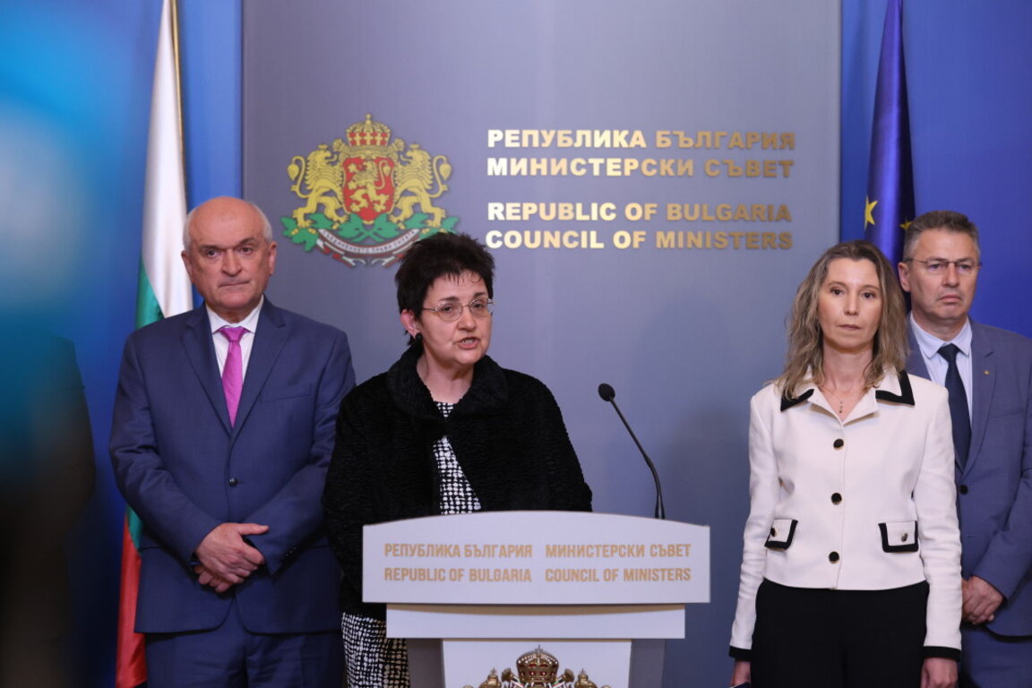 Служебният премиер Димитър Главчев (вляво), финансовият министър Людмила Петкова (в центъра) и председателят на Съвета на ректорите проф. Миглена Темелкова (вдясно)  -  17 май 2024 г.