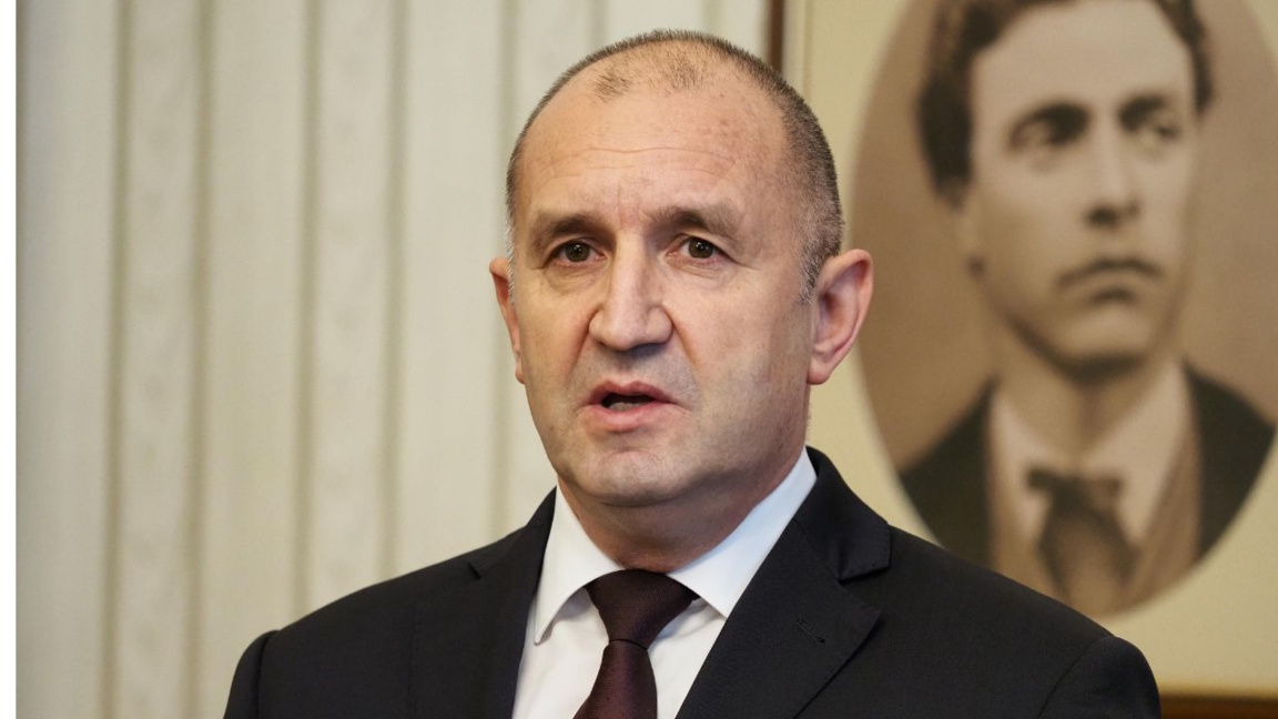 Remise de mandat par le président au deuxième groupe dans l’Hémicycle