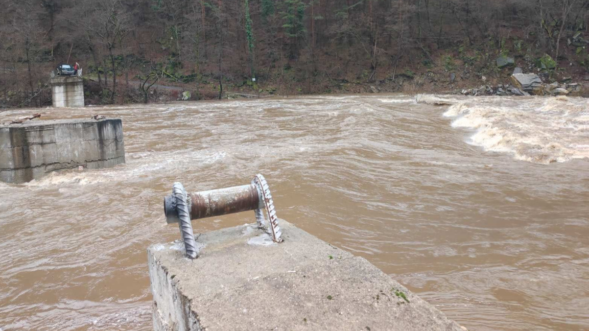 Залятият от придошлите води мост към село Русалско