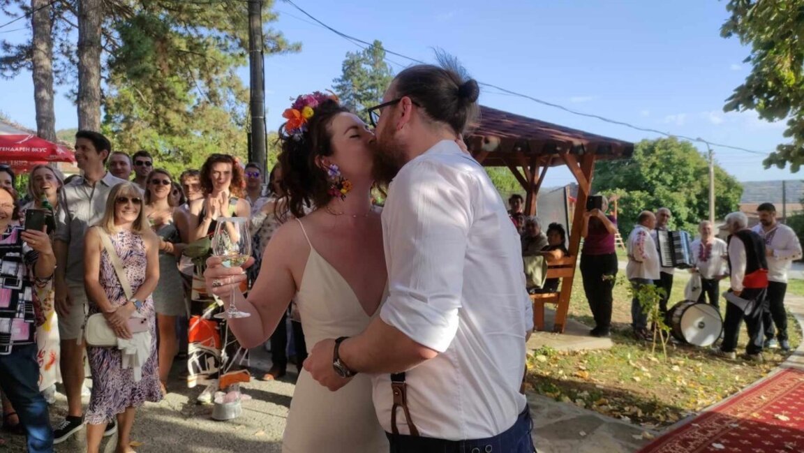 Australians Claudia and Robert flew 15,000 kilometers to get married in the Bulgarian village of Vishovgrad