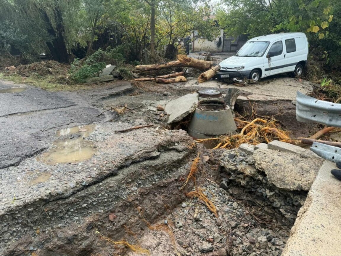 Падна мост в село Изгрев край Царево, в Бургас обявиха частично бедствено положение