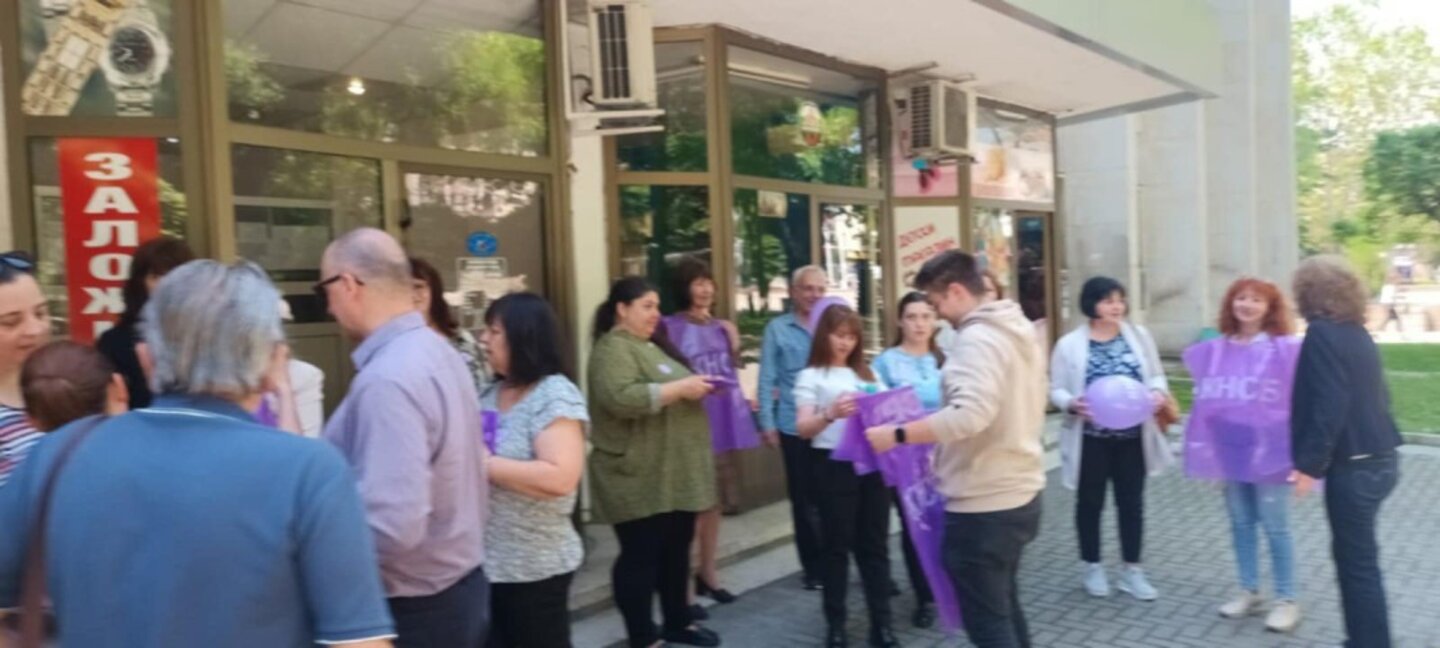 Служители в Регионалната библиотека в Хасково излязоха на символичен протест
