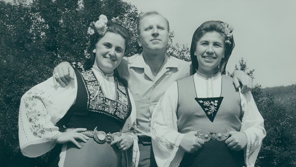 Janka Tanewa mit der Volkssängerin Nadka Karadschowa und dem Akkordeonisten Iwan Kirew bei der Teilnahme am Nationalen Festival des bulgarischen Volksschaffens in Kopriwschtiza. Thrakische Trachten. 1971