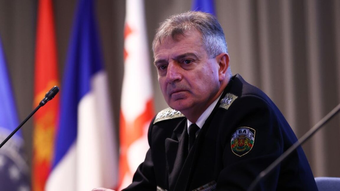 Началникът на отбраната адм. Емил Ефтимов