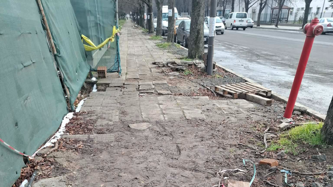 Един от тротоарите по бул. ''Беломорски''